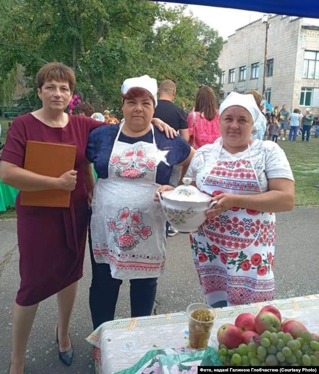 Галина Глобчаста (ліворуч, крайня) серед односельців