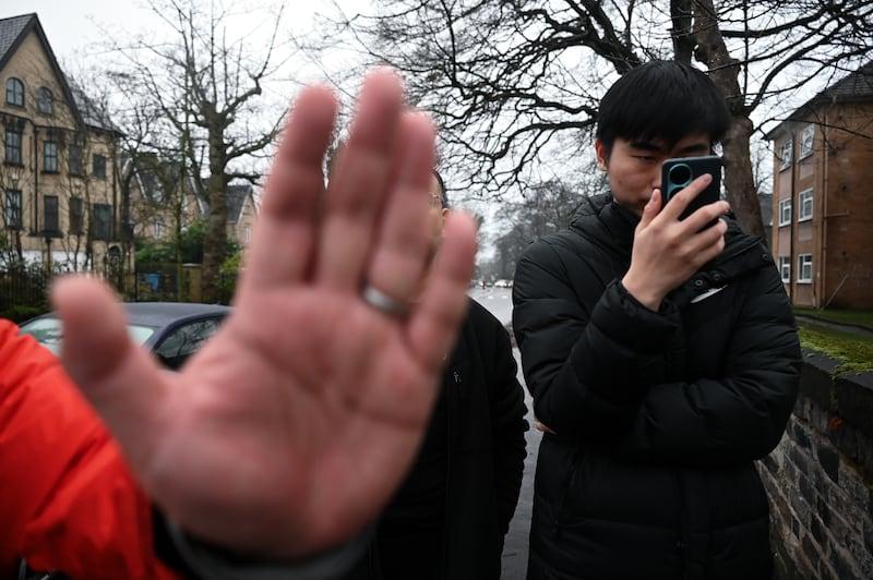 网上流传使馆外地上及围墙上写有“反共”和声援香港字句的相片。驻伦敦记者提供