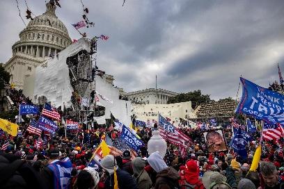 A crowd of people with flags and flags

AI-generated content may be incorrect.