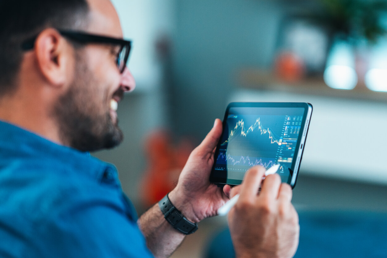 trader olhando  gráfico de price action no tablet