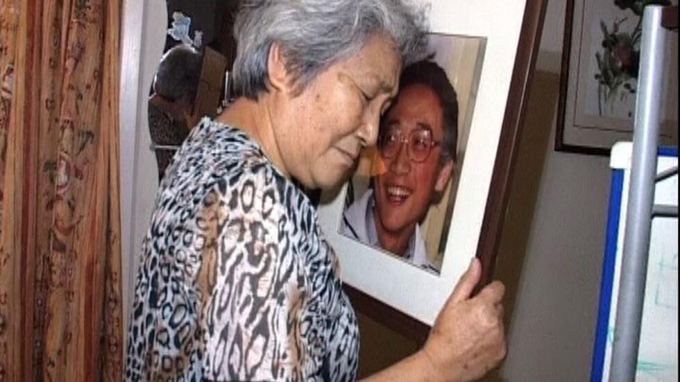 六四死难者天安门母亲之一张先玲女士，她手中照片是她的儿子王楠