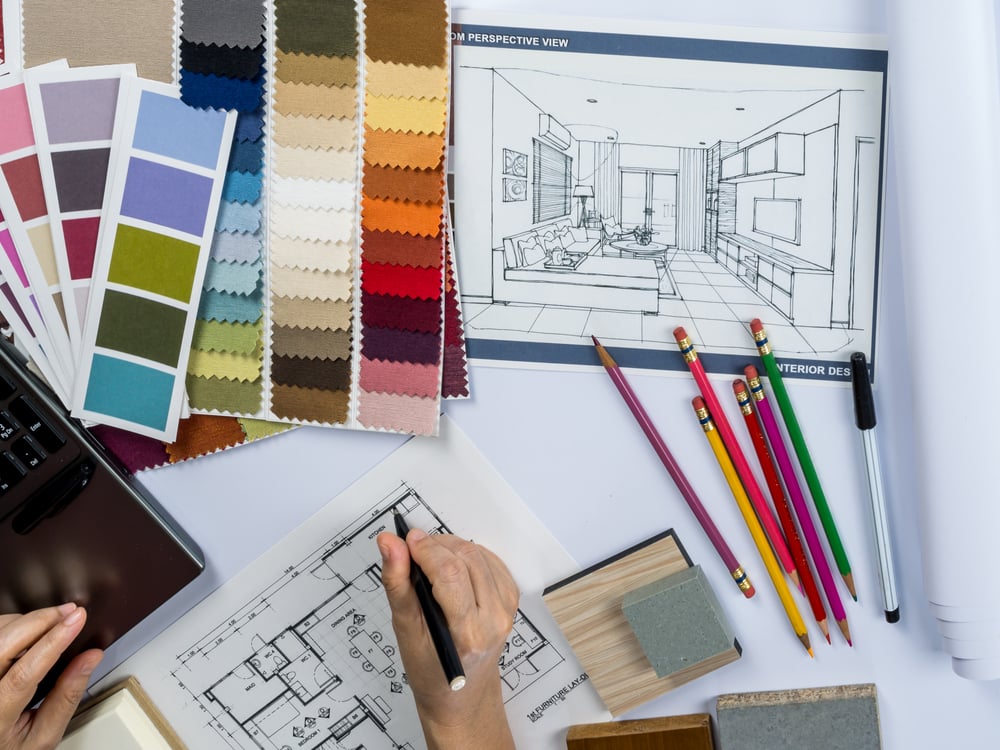 designer de interiores fazendo projeto