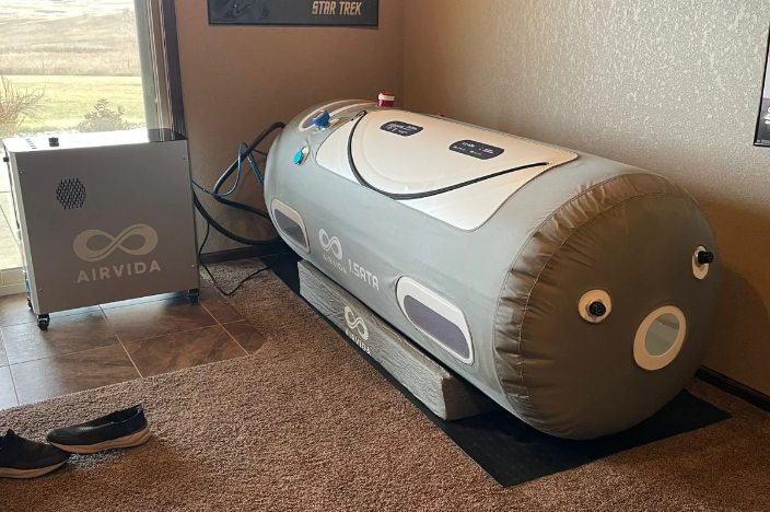 A soft shell lying monoplace hyperbaric chamber 