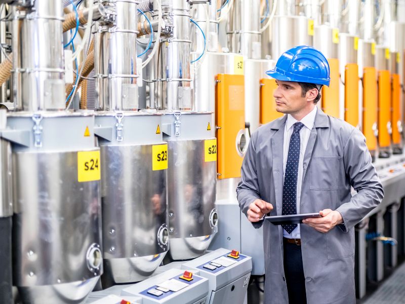 Việc giám sát chặt chẽ các hoạt động diễn trên dây chuyền, kiểm tra máy móc rất cần thiết.