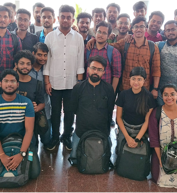 A group of people posing for a photo

AI-generated content may be incorrect.