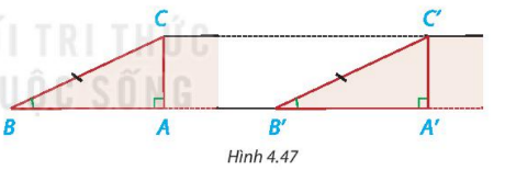 BÀI 15. CÁC TRƯỜNG HỢP BẰNG NHAU CỦA TAM GIÁC VUÔNG1. BA TRƯỜNG HỢP BẰNG NHAU CỦA TAM GIÁC VUÔNGBài 1: Hai tam giác vuông ABC (vuông tại đỉnh A) và A’B’C’ (vuông tại đỉnh A’) có các cặp cạnh góc vuông bằng nhau: AB = A B', AC = A'C' (H.4.45). Dựa vào trường hợp bằng nhau cạnh - góc - cạnh của hai tam giác, hãy giải thích vì sao hai tam giác vuông ABC và ABC bằng nhau.Đáp án chuẩn: ΔABC=ΔA'B'C' (c.g.c)Bài 2: Hai tam giác vuông ABC (vuông tại đỉnh A) và ABC vuông tại đỉnh A) có tương ứng một cạnh góc vuông và một góc nhọn kề với cạnh ấy bằng nhau: AB = A'B', góc B = góc B’ (H.4.46).Dựa vào trường hợp bằng nhau góc cạnh - góc của hai tam giác, hãy giải thích vì sao hai tam giác vuông ABC và ABC bằng nhau.Đáp án chuẩn: ΔABC=ΔA'B'C' (g.c.g)Bài 3: Quay lại tình huống mở đầu, ta thấy mỗi chiếc cột với bóng của nó tạo thành hai cạnh góc vuông của một tam giác vuông. Hai tam giác vuông này có hai cặp cạnh tương ứng bằng nhau và hai góc ở đỉnh chiếc cột của hai tam giác vuông này cũng bằng nhau. Vậy lí do mà bạn Tròn đưa ra có đúng không?Đáp án chuẩn: Lí do bạn Tròn đưa ra là chính xác.Bài 4: Hình 4.47 mô phỏng chiều dài và độ dốc của hai con dốc bởi các đường thẳng BC, B’C’ và các góc B, B’. Khi đó AC, A’C’ mô tả độ cao của hai con dốc.a) Dựa vào trường hợp bằng nhau góc - cạnh - góc của hai tam giác, hãy giải thích vì sao hai tam giác vuông ABC và A’B’C’ bằng nhau.b) So sánh độ cao của hai con dốc.Đáp án chuẩn: a) ΔABC=ΔA'B'C' (g.c.g)b) Độ cao của hai con dốc này bằng nhau.Bài 5: Trong Hình 4.48, hãy tìm các cặp tam giác vuông bằng nhau và giải thích vì sao chúng bằng nhau.Đáp án chuẩn: ΔABC=ΔXYZ (cạnh góc vuông – góc nhọn)ΔDEF=ΔGHK (cạnh huyền – góc nhọn)ΔMNP=ΔRTS (hai cạnh góc vuông).Bài 6: Cho Oz là tia phân giác của góc xOy. Lấy điểm M trên tia Oz và hai điểm A, B lần lượt trên các tia Ox, Oy sao cho MA vuông góc với Ox, MB vuông góc với Oy(H.4.50). Chứng minh rằng MA = MB.Đáp án chuẩn: ΔOMA=ΔOMB (cạnh huyền – góc nhọn).2. TRƯỜNG HỢP BẰNG NHAU ĐẶC BIỆT CỦA TAM GIÁC VUÔNGBài 1: Vẽ tam giác vuông ABC có A = 90°, AB = 3 cm, BC = 5 cm theo các bước sau:• Dùng thước thẳng có vạch chia vẽ đoạn thẳng AB = 3 cm.• Vẽ tia Ax vuông góc với AB và cung tròn tâm B bán kính 5 cm như Hình 4.51.Cung tròn cắt tia Ax tại điểm C.•Vẽ đoạn thẳng BC ta được tam giác ABC.Đáp án chuẩn: Bài 2: Tương tự, vẽ thêm tam giác ABC có A = 90°, AB = 3 cm, BC = 5 cm.a) Dùng thước thẳng có vạch chia hoặc compa kiểm tra xem AC có bằng A'C' không?b) Hai tam giác ABC và A'B'C' có bằng nhau không?Đáp án chuẩn: a) AC = A’C’b) Bằng nhau (cặp cạnh góc vuông bằng nhau).Bài 3: Hãy chỉ ra các cặp tam giác vuông bằng nhau dưới đây.Đáp án chuẩn: + ΔABC=ΔGHK + ΔDEF=ΔMNPBài 4: Cho ba điểm A, B, C nằm trên đường tròn tâm O và các điểm M, N, P như Hình 4.54. Hãy chỉ ra ba cặp tam giác vuông bằng nhau trong hình.Đáp án:ΔOAP=ΔOBP .ΔOAN=ΔOCN ΔOBM=ΔOCM Bà 5: Có hai chiếc thang dài như nhau được dựa vào một bức tường với cùng độ cao BH = B’H’ như Hình 4.55. Các góc BAH và B'A'H có bằng nhau không? Vì sao?Đáp án chuẩn: HAB=H'A'B'.BÀI TẬP CUỐI SGK