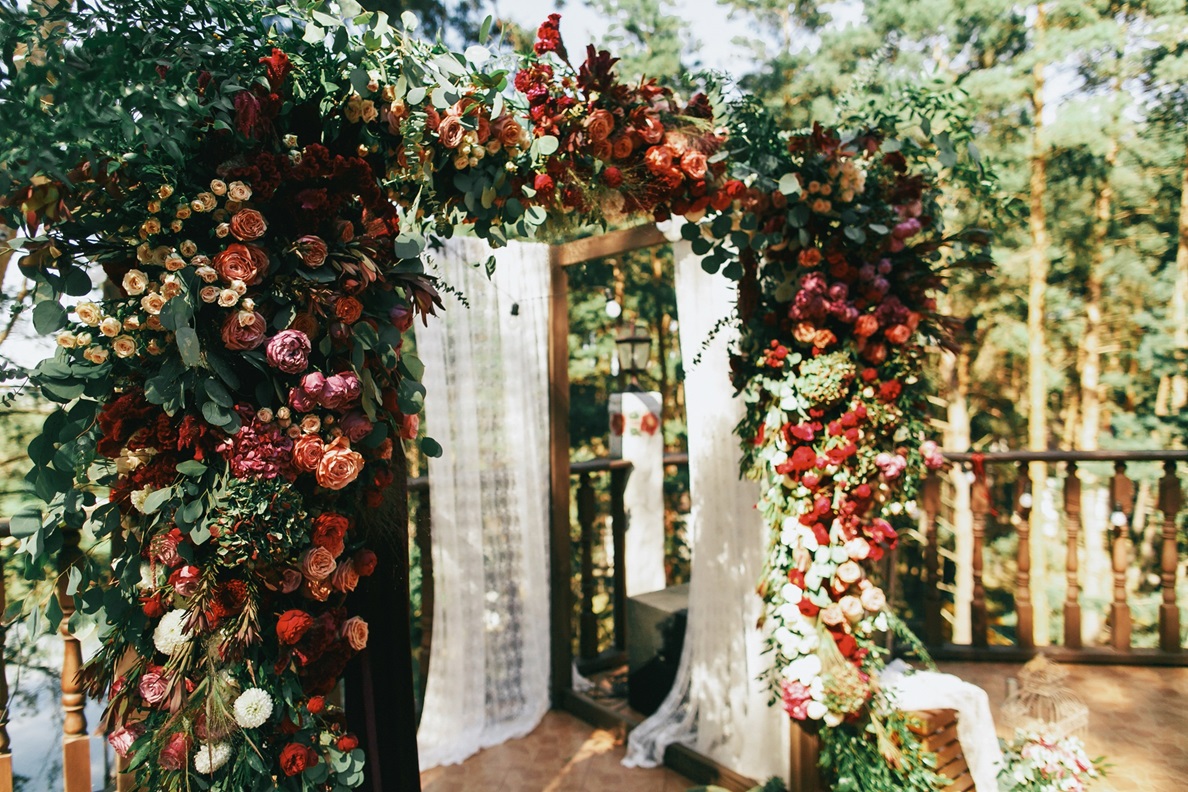 Elegant backdrop engagement flower wedding stage decoration with classic roses and soft-colored flowers, exuding timeless beauty and sophistication.