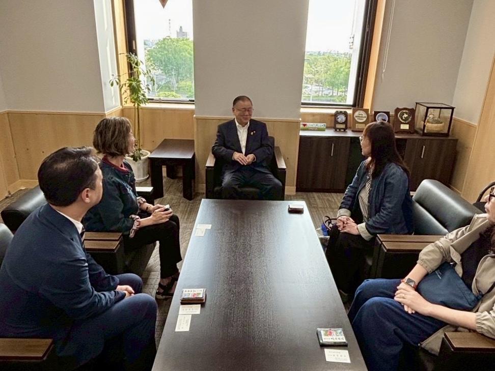 会議室に座る男性

自動的に生成された説明
