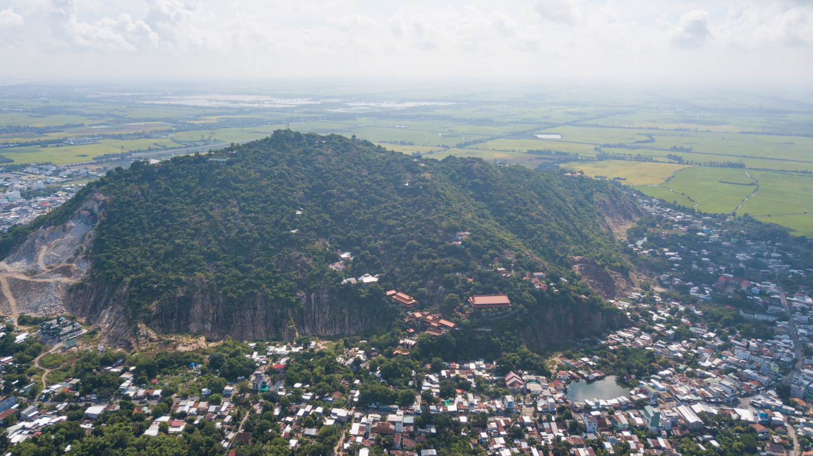  Núi Sam góc nhìn từ flycam - tour An Giang