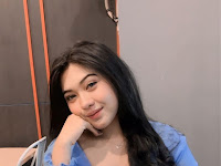 Wanita Cantik dengan Gaya Pakaian yang Menggoda