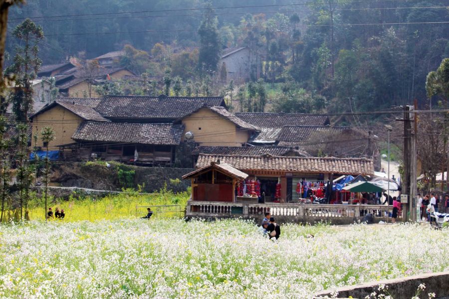 The construction of rammed earth houses is closely tied to traditional customs. 