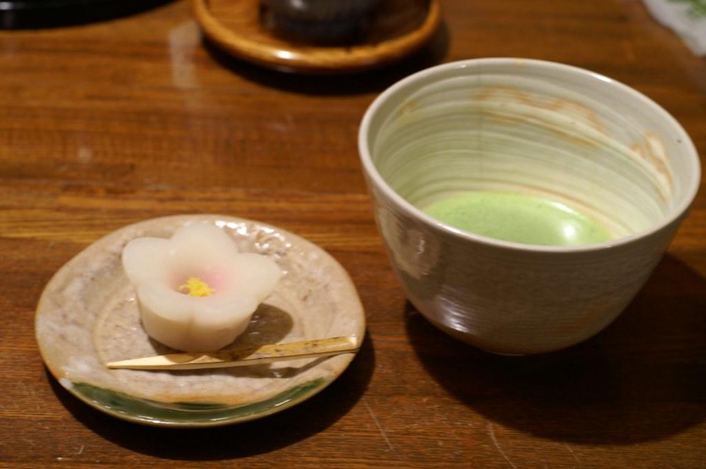 抹茶と生菓子の画像