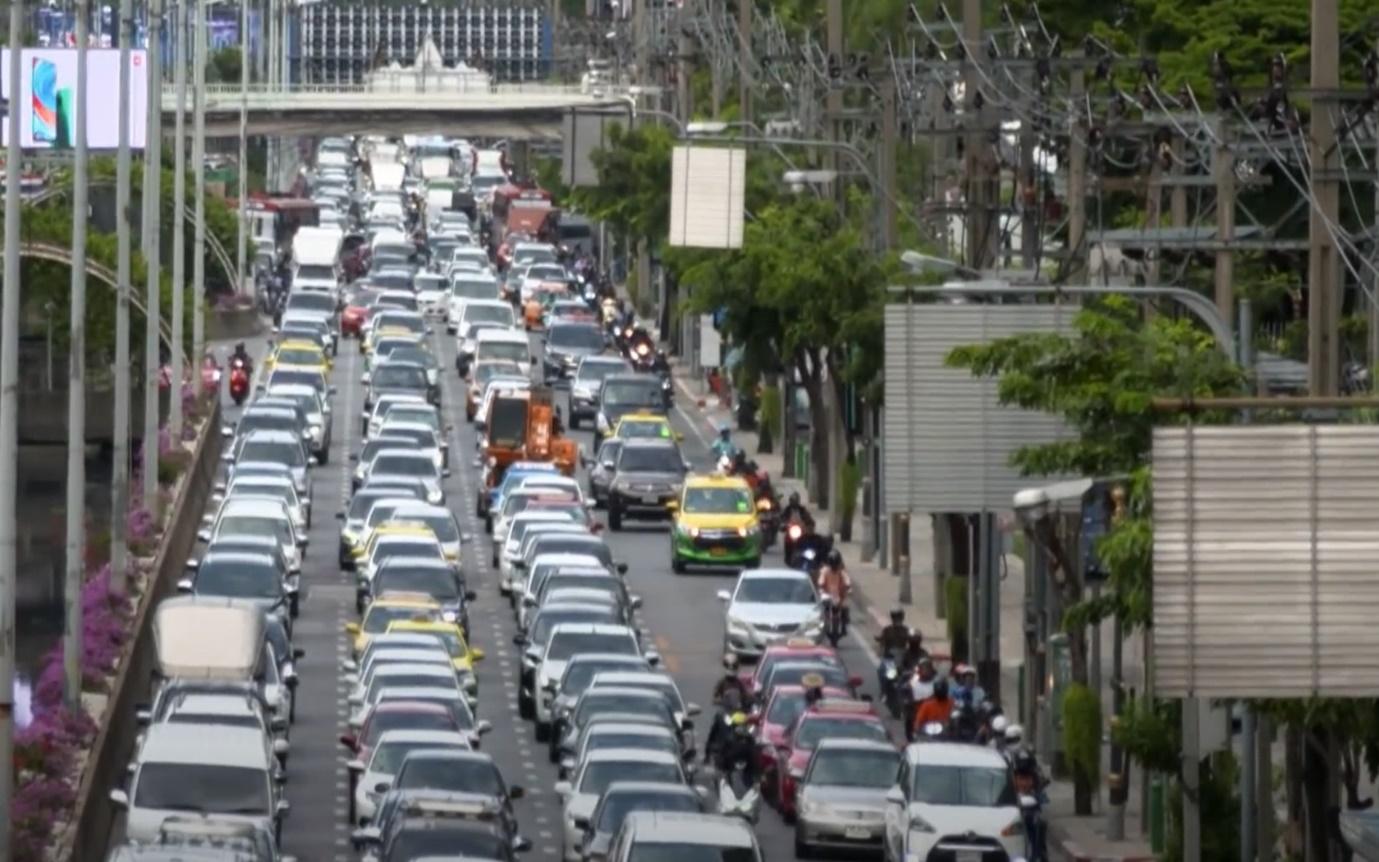 A traffic jam on a busy street

Description automatically generated