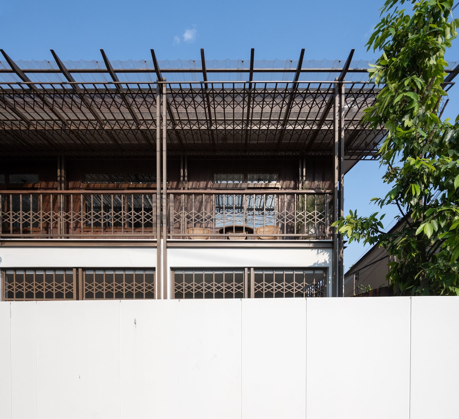 EKAR Architects รีโนเวทบ้านไม้ บ้านไม้สองชั้น