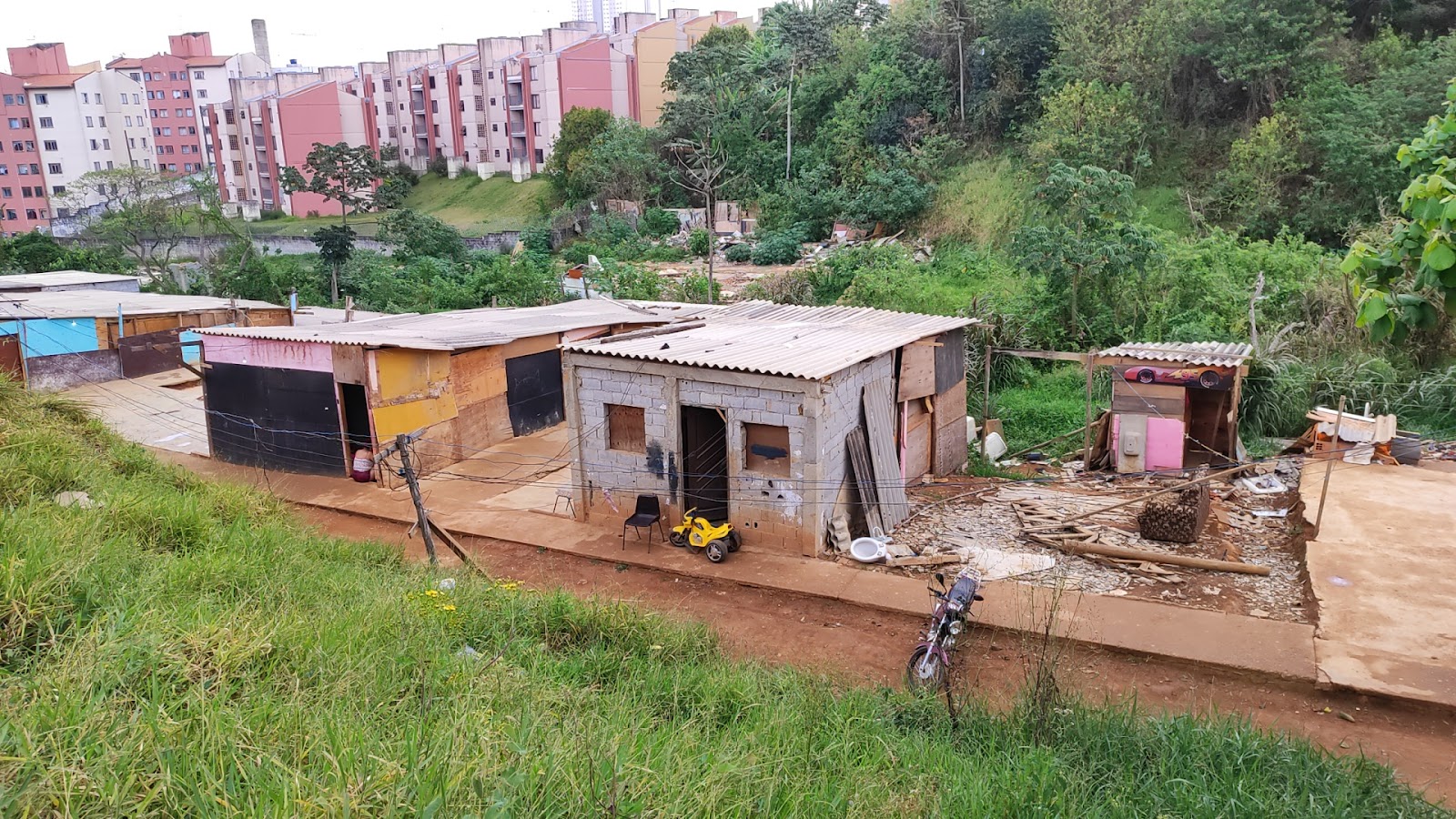 As famílias moram em barracos improvisados | Foto: Thiago Vieira/Revista Oeste