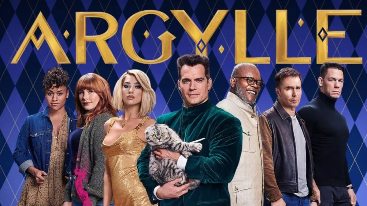 Imagen promocional de la película "Argylle" con Henry Cavill sosteniendo un gato, acompañado de otros actores, como Samuel L. Jackson y Dua Lipa, en un fondo de colores intensos y figuras geométricas.