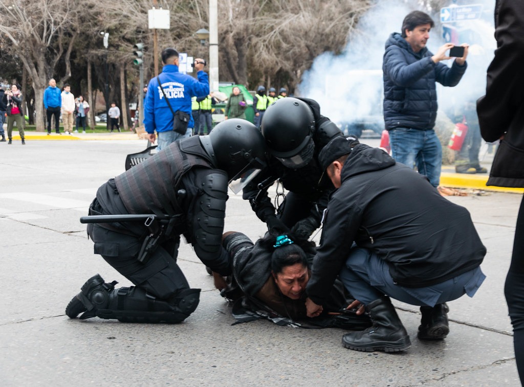 La policía de Neuquén arresta a una mujer mapuche el pasado 20 de julio.
