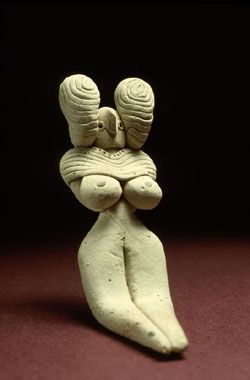 パキスタンのメヘンガルの女神像(紀元前3000年頃)