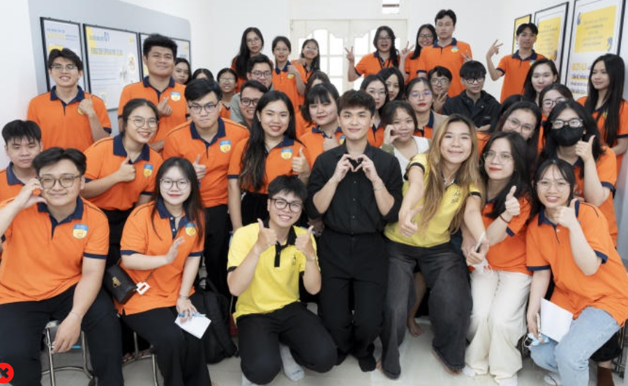 Follow English Faculty students to learn about the language teaching environment at IELTS Mentor 29