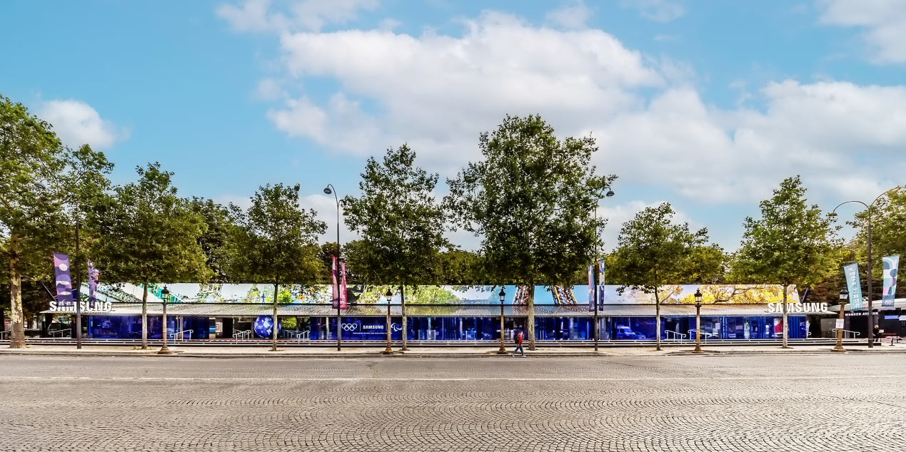 A street with trees and a building

Description automatically generated