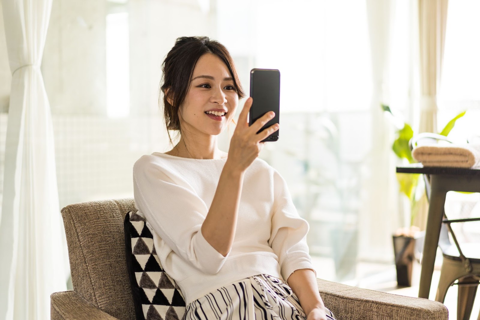 スマートフォンを操作している女性