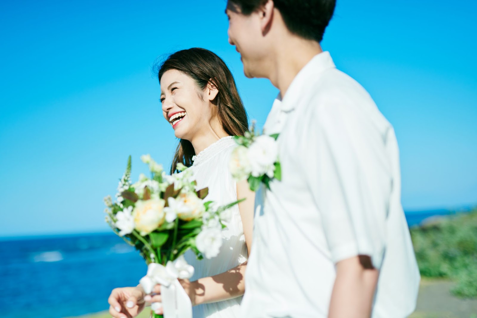 仲良く歩いている男女