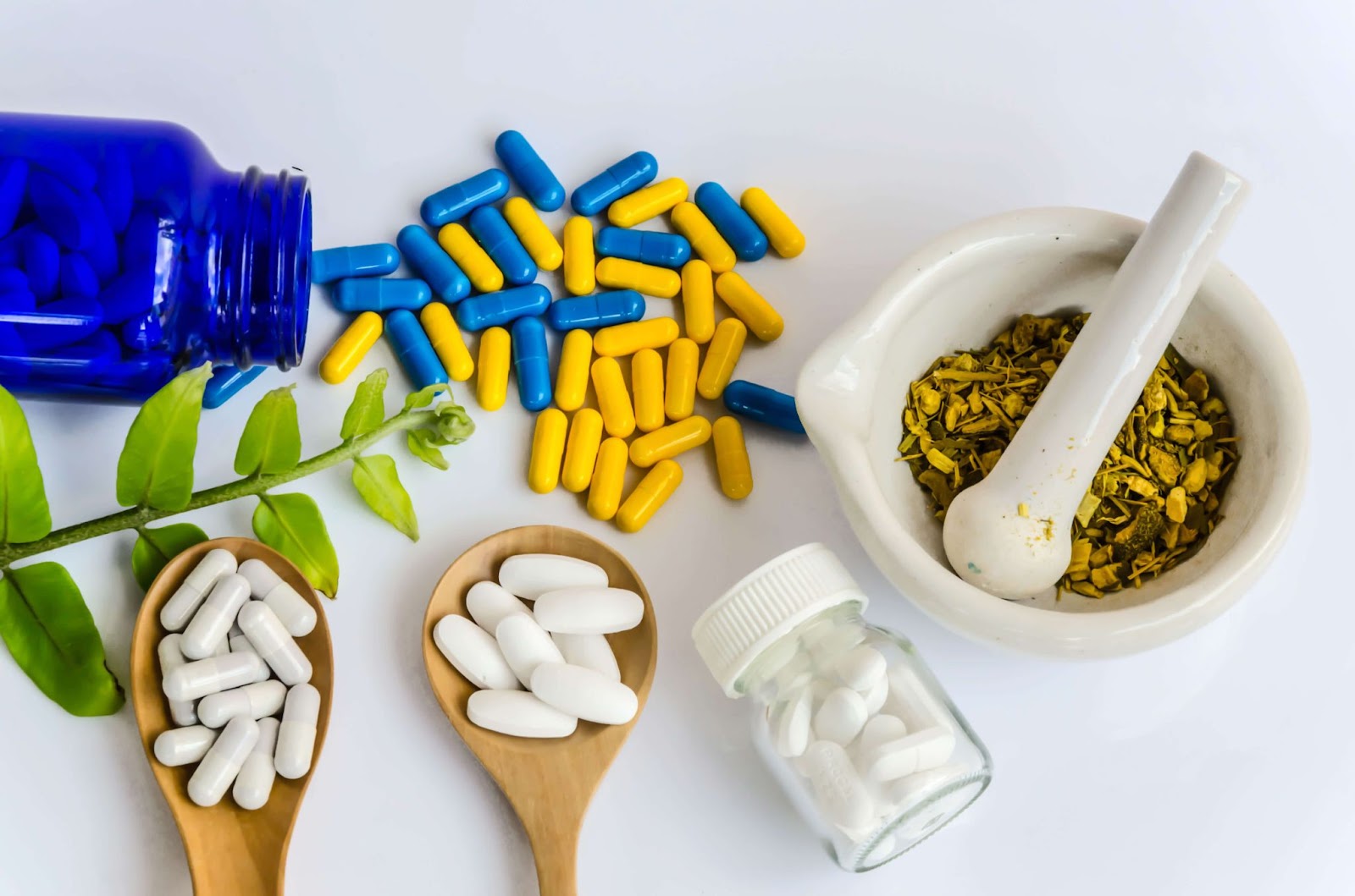 Hard gel capsules, soft gel capsules and tablets lying on the table