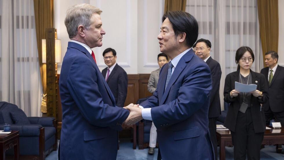 台湾新任总统赖清德在台北会见美国国会议员迈克尔·麦考尔。2024年5月27日，