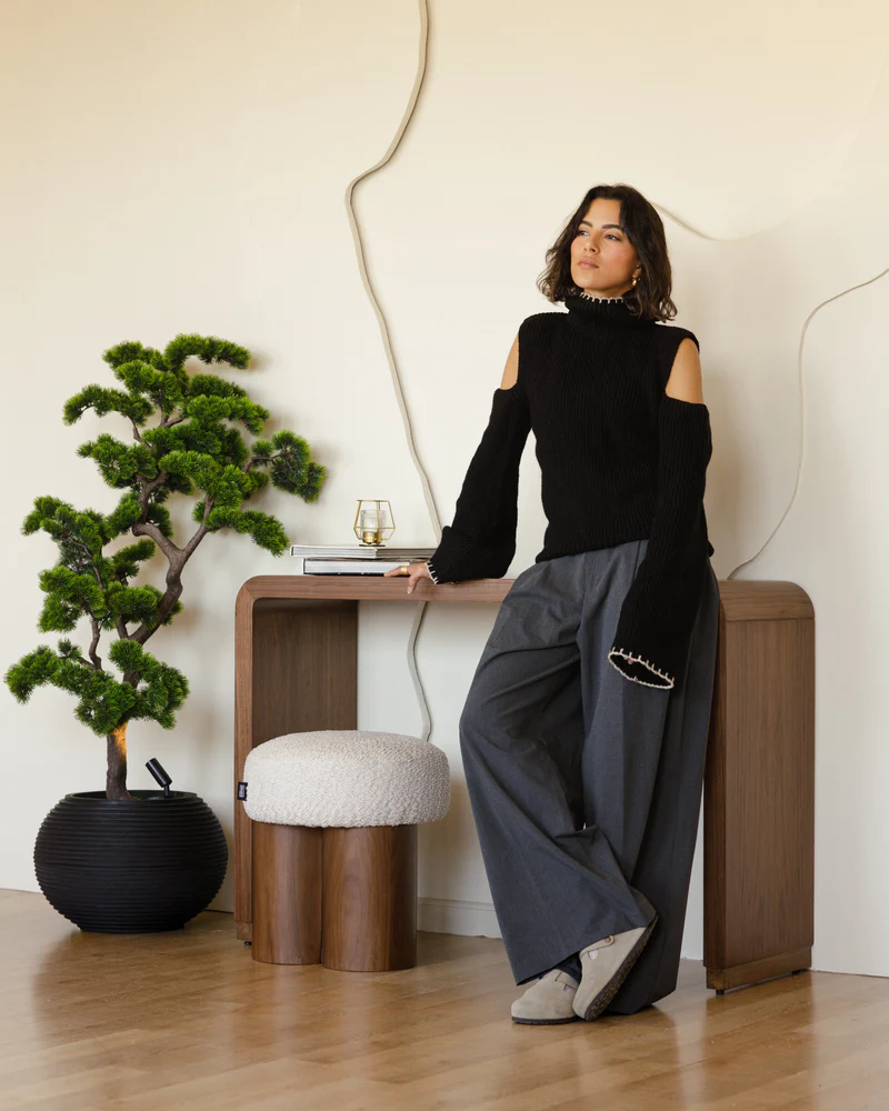 A person leaning against a desk

AI-generated content may be incorrect.