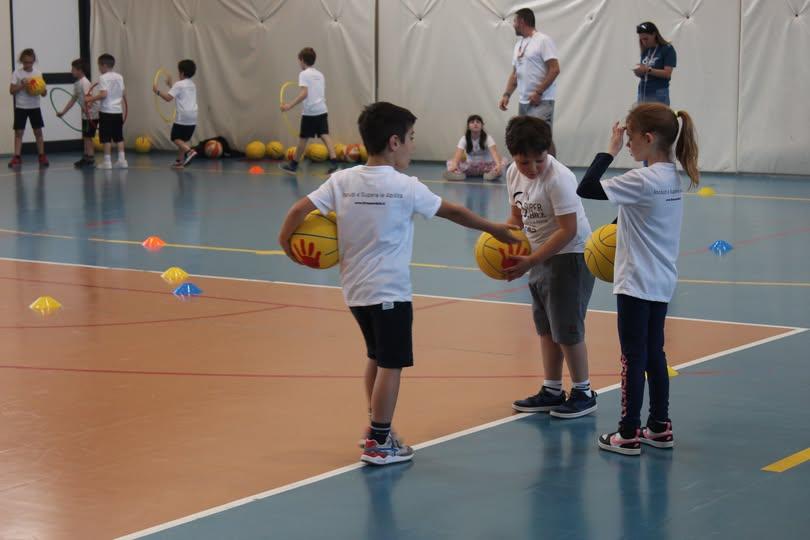 Potrebbe essere un'immagine raffigurante 11 persone, persone che giocano a pallavolo, persone che giocano a tennis, persone che giocano a calcio, persone che giocano a football e persone che giocano a basket