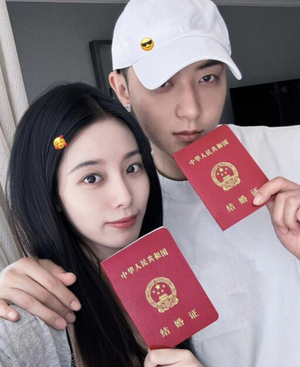 This contains an image of  Xu Yiyang and her husband