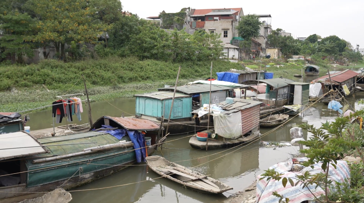 Xóm chài nghèo neo đậu dưới chân cầu Sâng, thành phố Thanh Hóa (Ảnh: Hương Giang)