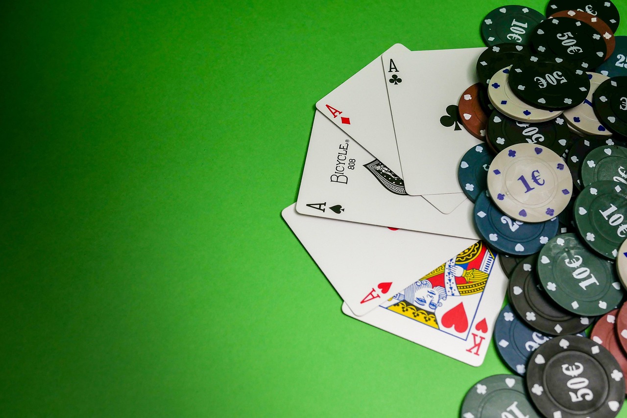 Table de casino en direct avec croupiers professionnels et joueurs