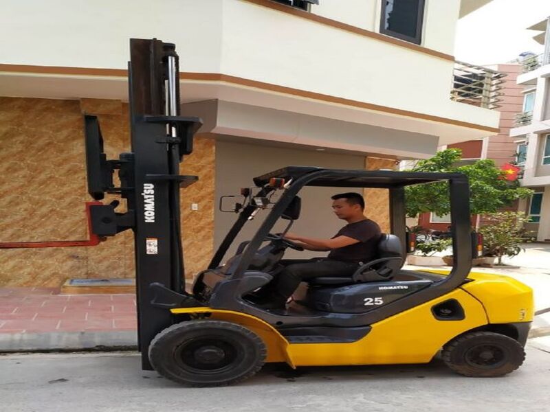 Để biết xe nâng hàng có nâng người được không, người sử dụng cần hiểu biết về 2 loại xe này Để biết xe nâng hàng có nâng người được không, người sử dụng cần hiểu biết về 2 loại xe này