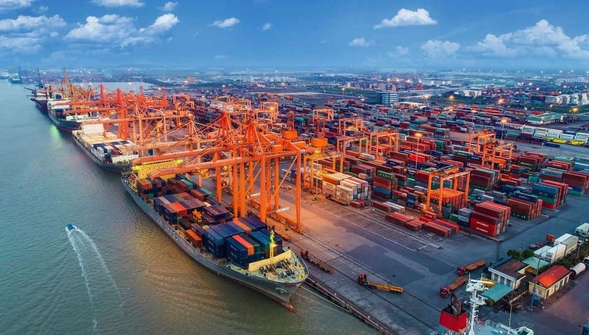 A container ship in a port

Description automatically generated