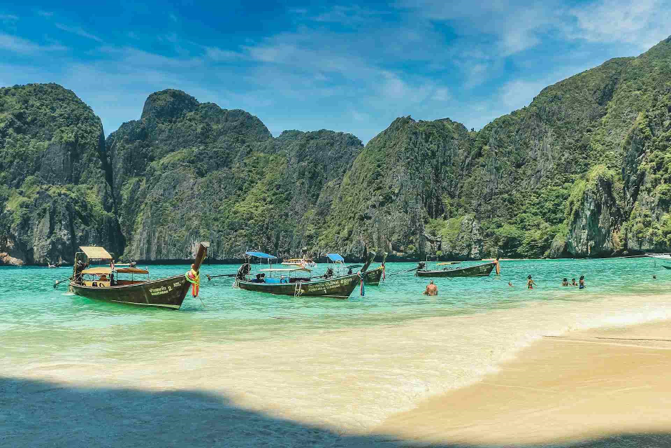 Delle barche in riva al mare in Thailandia.