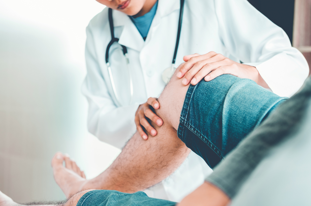 Medical professional examining a man's knee // Healthier Veterans Today