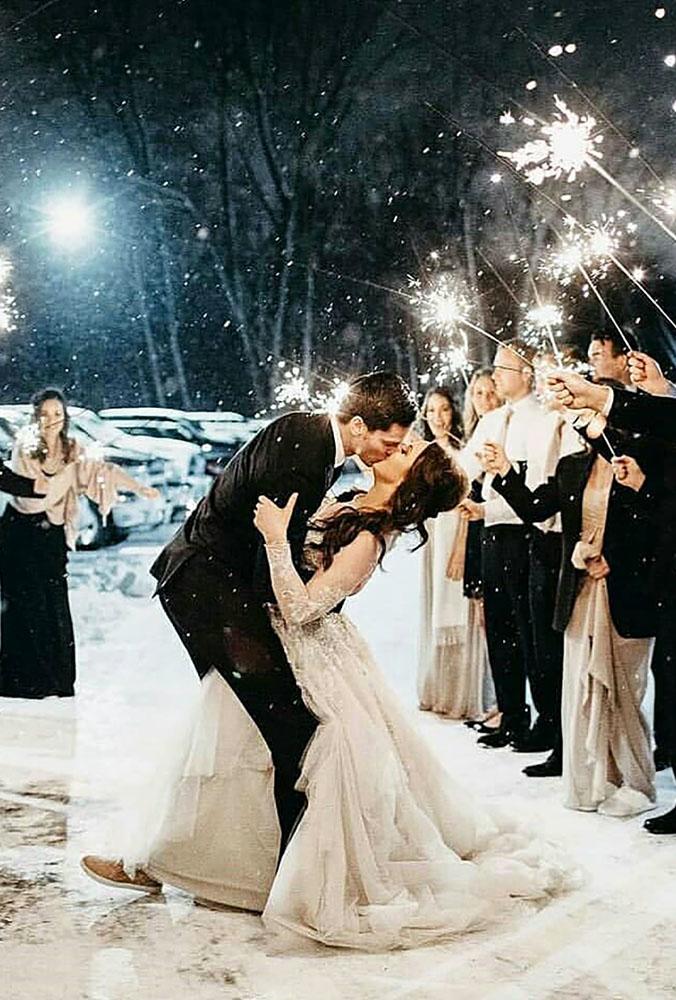 winter wedding photo ideas evening winter kiss janelle.elise .photo