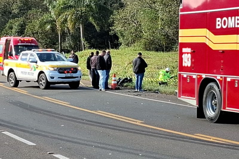 Motociclista foi jogado para fora da rodovia. – Foto: Corpo de Bombeiros Militar/Divulgao/ND