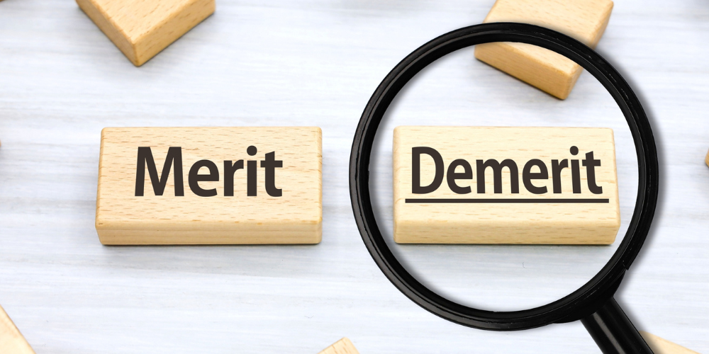 虫眼鏡で「Demerit」と書かれた木製ブロックを拡大している
