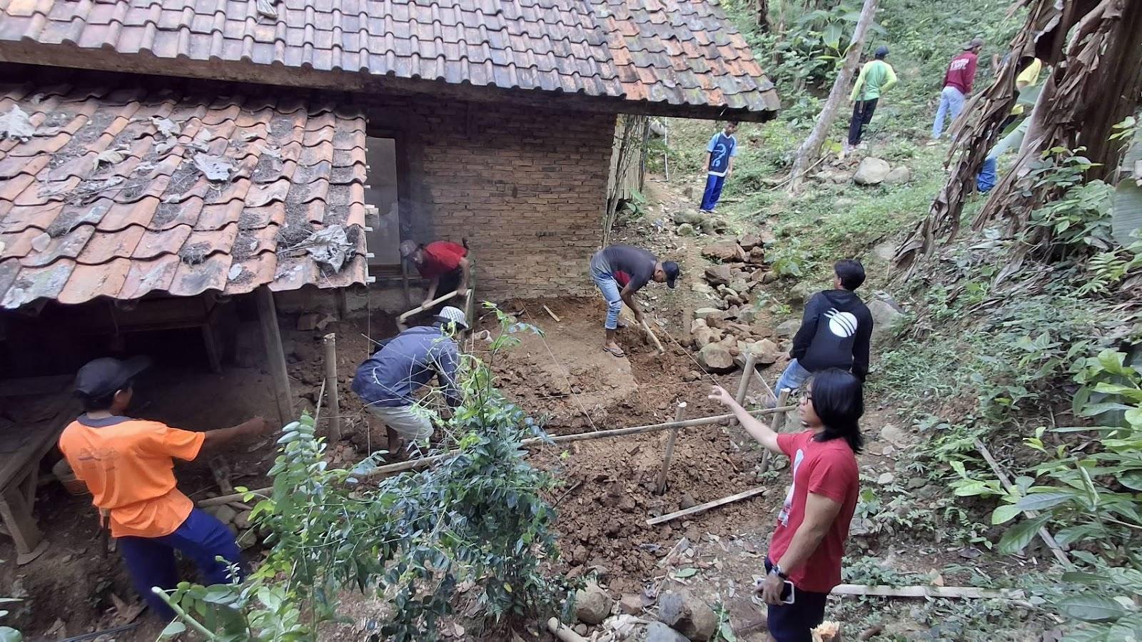 tingkatkan-kualitas-sanitasi-mahasiswa-kkn-itb-bangun-fasilitas-mck-dan-tempat-wudu-di-desa-parungbanteng