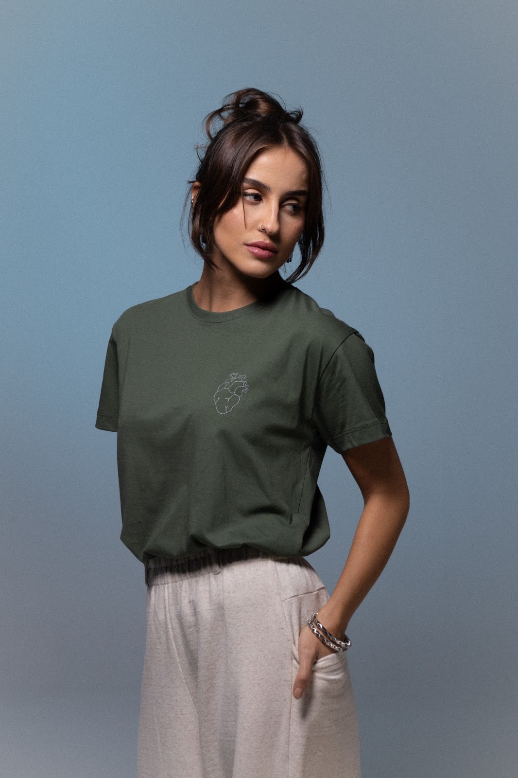 Modelo para a campanha algodão Pima Estampada Chico Rei Camiseta Black Heart