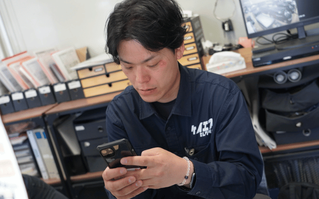 大阪‐名古屋間の高速道路料金を車種別に調べている車販売店員