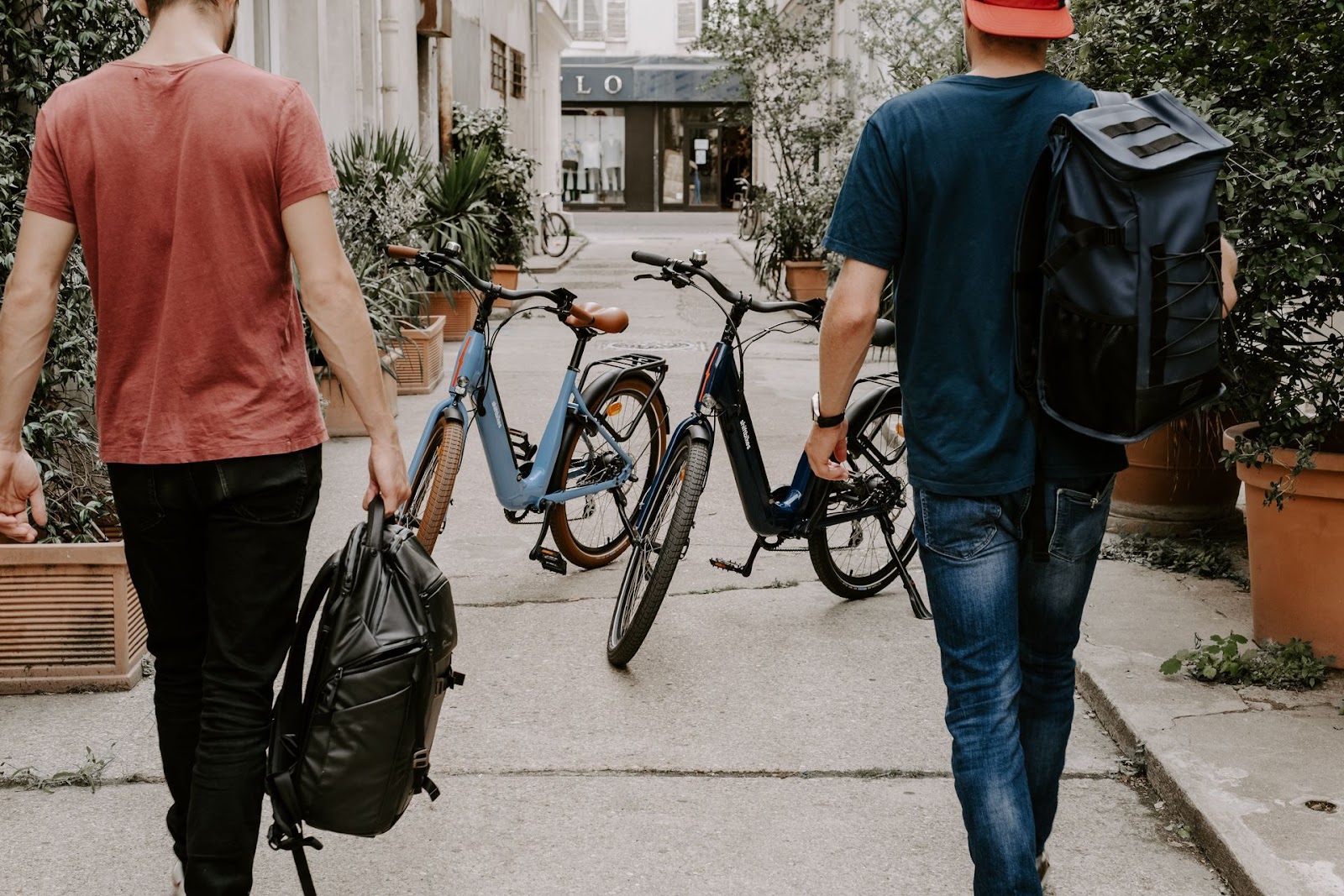 Two friends visiting Paris thanks to electric bike rentals