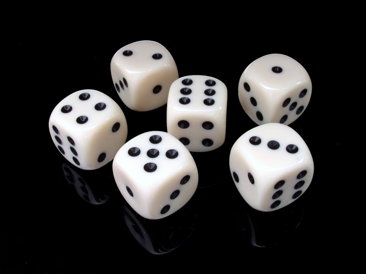 Photo by Pixabay: https://www.pexels.com/photo/6-pieces-of-black-and-white-dice-37534/ 