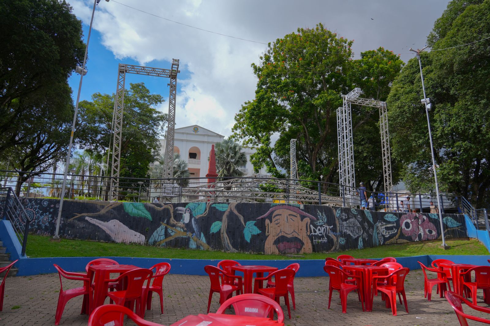 Na parte mais alta da Praça Presidente Vargas, está sendo montada a estrutura de palco, som e iluminação