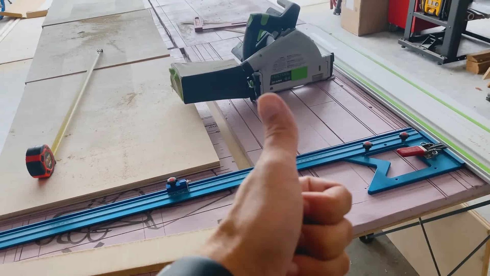 Using parallel guides for accurate cuts