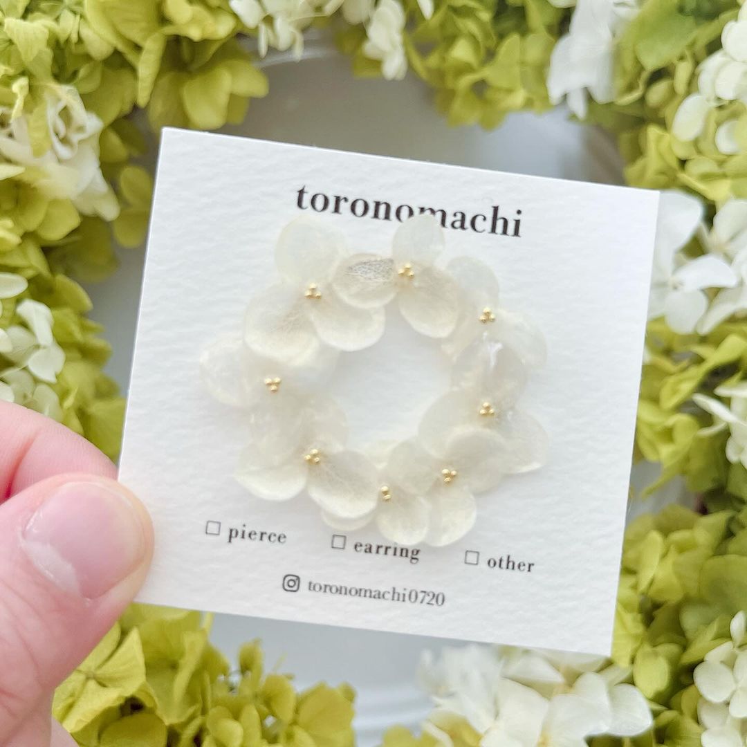 レジンと押し花のハンドメイドブローチ