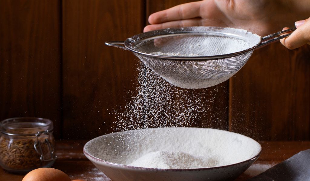 Rây bột kỹ giúp bột mịn hơn và loại bỏ các tạp chất