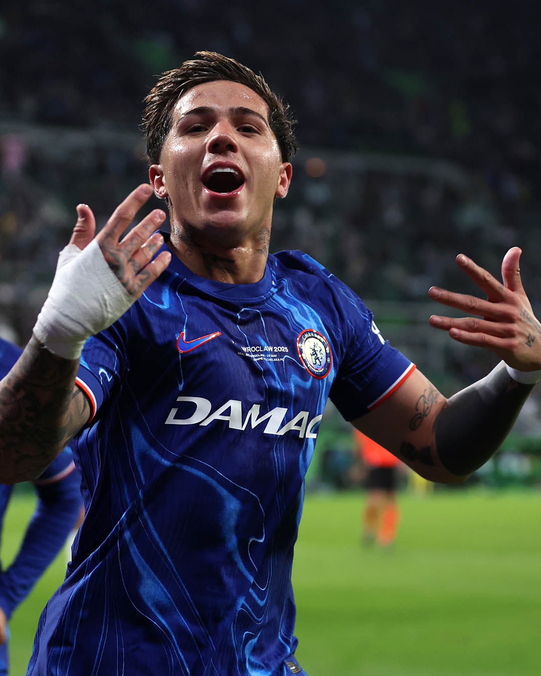 Enzo Fernandez comemorando um gol do Chelsea